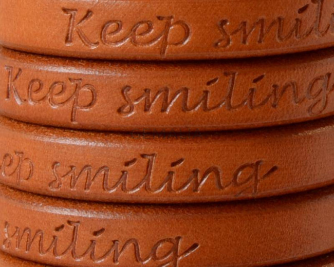 Cuero REGALIZ. Oval 10x6mm . Grabado. Keep Smiling. Camel. Calidad superior