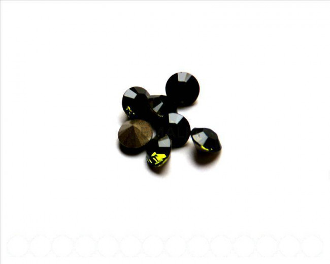 SWAROVSKI. Xilion Chatons 8,2-8,4mm. Olivine F 2X