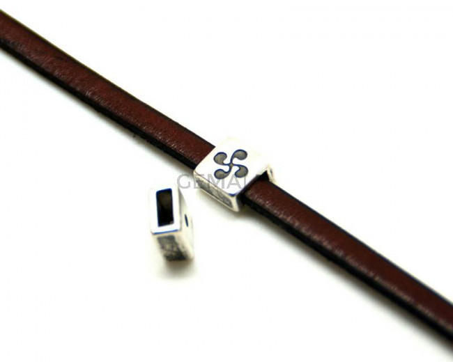 Entrepieza Zamak Cuadrado. 9mm. Lauburu. Plateado. Int.6x2mm