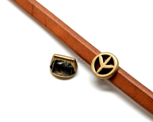 Zamak. Simbolo Paz.15x15mm.Oro  Viejo.Int.10x7mm