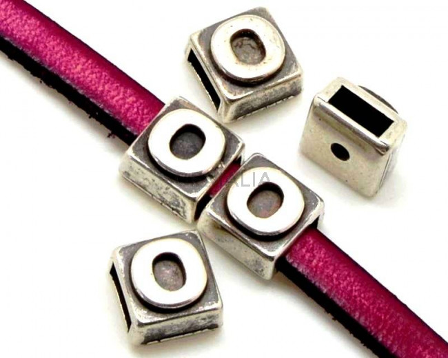 Letra Zamak O. Cuadrado 9mm. Plateado. Int.6x2,5mm