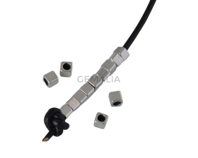 Entrepieza de laton. Cubo 2x2mm. Plateado. Int.1,3mm