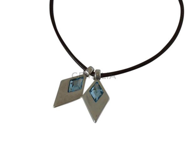 Colgante de SWAROVSKI y Zamak rombo 26x12mm. Plat-Aquam. Int.2,5mm