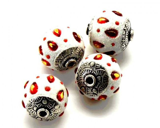 Resina/Metal. 14x16mm. Blanco. Int.2mm aprox.