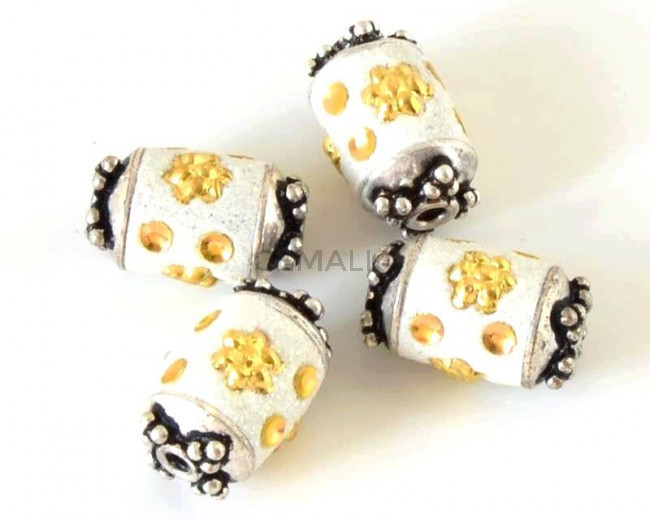 Resina/Metal. Barril.17x11mm. Blanco-plateado. Int.2mm aprox.