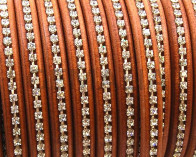 Cuero REGALIZ con strass. Oval 10x6mm . Camel-strass Cristal. Calidad Superior