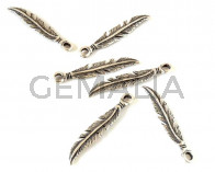 Pluma Zamak. Colgante. 55x9,5mm. Plateado. Int.4,5mm