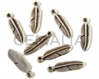Pluma Zamak. Colgante. Plateado. Int.1,8mm