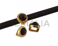 Entrepieza de SWAROVSKI y Zamak. Moneda 6x4mm. Dorado-Burgundy. Int.3x2mm