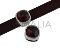 Entrepieza de SWAROVSKI y Zamak. Cuadrado 13x13mm. Plateado. Burgundy. Int.10x2,5mm
