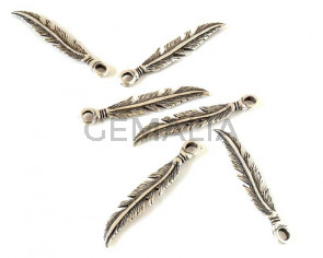 Pluma Zamak. Colgante. 55x9,5mm. Plateado. Int.4,5mm