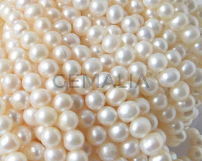 Perlas cultivadas. Redonda. 4-5mm. Blanco. Int.0,8mm aprox.