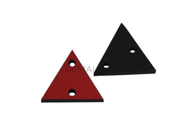 Leather triangule with two holes  17x15mm. Rojo. Inn.1.8mm.Best Quality.